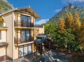 Guilin Camphor Country House Free pick-up service at train station for two nights, chalet de monta&ntilde;a en Guilin
