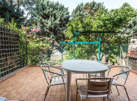 Marcelli, trilocale con portico a 250mt dal mare - M255, hotel em Marcelli