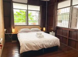 Home in Tambon Hai Ya, 4 minutes walk to Old City by NNTH Home cnx