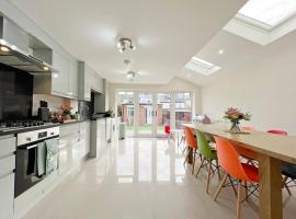 Luxury Central Windsor 5 Bed Home, Parking, Private Garden - Windsor Castle View, Legoland, Ascot, Heathrow Airport, Hotel in Windsor