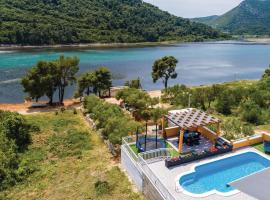 Three-Bedroom Holiday Home In Ston, hotel v Stonu