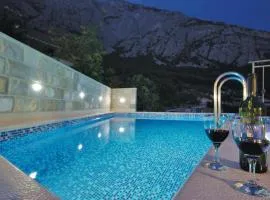 Cozy Home In Makarska With Kitchen