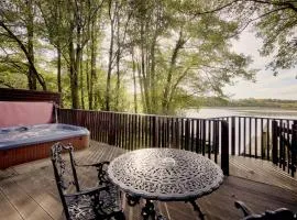 Chiffchaff Lodge with Hot tub