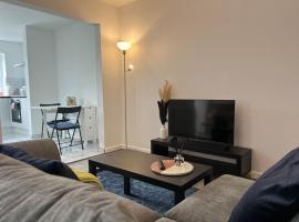 Entire Newly Renovated house -Southampton City - Private Driveway Parking - 4 Bedrooms 5 Beds Sleeps 7 - Great for Friends, Families & Contractors, hotel in Southampton