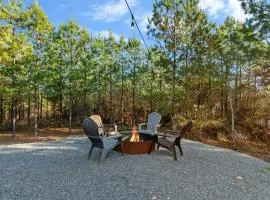 3 Mi to Lake Cabin with Hot Tub in Broken Bow!