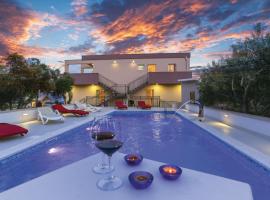 Amazing Home In Kastel Stafilic, hotel em Plano