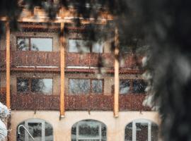 Alliey & Spa Piscine Appart-hôtel Serre chevalier, hotel with hot tubs in Le Monêtier-les-Bains