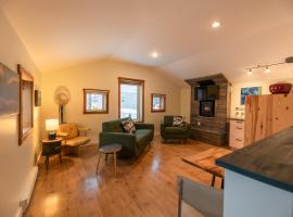 Located in Downtown Whitehorse - Treehouse, hotel s parkovan&iacute;m vo Whitehorse