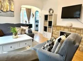 3-Bed Bungalow near Elizabeth Line, Parking