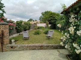 Gîte ARDELAY et son jardin, 10 min du Grand Parc, hotel en Les Herbiers