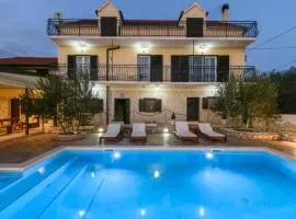 Amazing Home In Unesic With Wifi