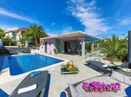 5 Bedroom Cozy Home In Okrug Donji
