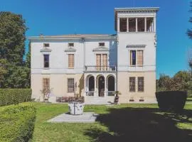 Villa Liberty Venezia -Jacuzzi and Gardens- Dimora Storica a soli 20km da Venezia