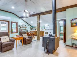 Bunkhouse-Style Studio in Elkins Near ATV Trails!, hotel en Elkins