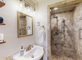 2BR Pet-Friendly Condo with Central AC โรงแรมในIndian Pine