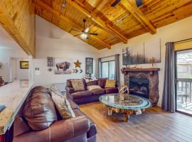 3BR Condo with Fire Pit and Full Kitchen โรงแรมในIndian Pine