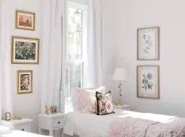 Historic Home For Groups! 8 min to DT! Sleeps 12