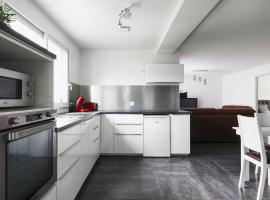 Appartement de 70 m2 dans maison comptenporaine, hotel in Charnècles