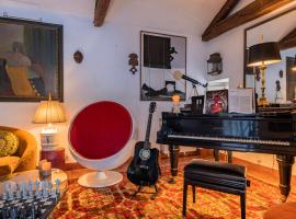 Giant Smart Room, Hot tub, PS5, in Historical Sintra Center inside 17th century Palace - Sintra WOW, ξενοδοχείο με υδρομασάζ στη Σίντρα