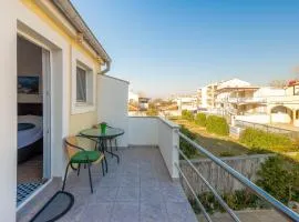 Gorgeous Apartment In Nin With Wifi