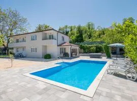 5 Bedroom Gorgeous Home In Zmijavci