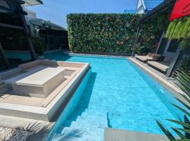 Three One East, hotel v destinaci Nong Prue