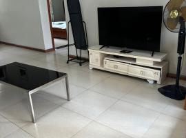 Large two-bedroom apartment-free parking, khách sạn ở Suva