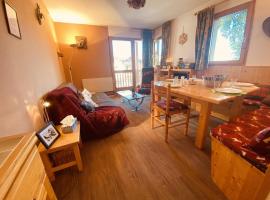 Confortable appartement 6 pers, prox pistes, parking inclus - FR-1-757-131, hotel in Peisey-Nancroix
