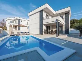 Three-Bedroom Holiday Home In Razanj