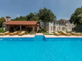 Five-Bedroom Holiday Home In Vinjani Donji