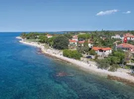 Cozy Apartment In Lovrecica With Wifi