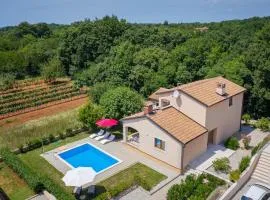 Three-Bedroom Holiday Home In Tinjan