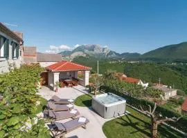 Three-Bedroom Holiday Home In Podgrade