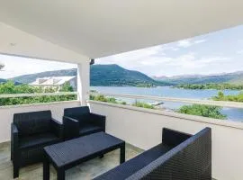 Two-Bedroom Apartment In Hodilje