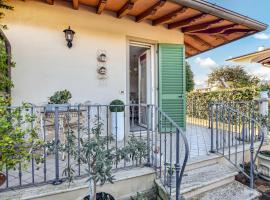 Cozy Apartment In Capezzano Pianore, hotel in Capezzano Pianore,