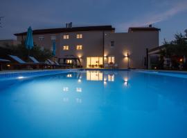 Villa Sara Family Villa with Pool and Jacuzzi Imotski Makarska Region, Hotel in Imotski