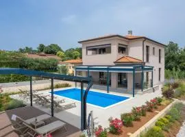 4 Bedroom Amazing Home In Kadumi