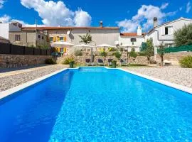 2 Bedroom Pet Friendly Home In Brzac