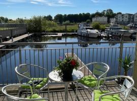 Centrally Located Carrick on Shannon Shore Side Apartment, hotel v destinaci Carrick-on-Shannon