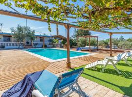 4 Bedroom Cozy Home In Arahal, hotel in El Arahal