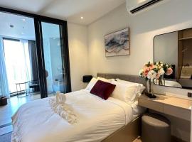 Edge centarl pattaya luxury sea view, hotel in Ban Khok Kham