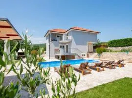 Four-Bedroom Holiday Home In Blato Na Cetini