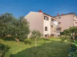 Three-Bedroom Apartment In Peroj