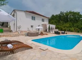 Cozy Home In Hrvace With Jacuzzi