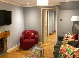 Warm and Homely 4 Bed house w big Garden & Parking