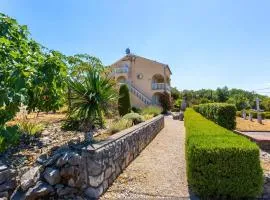 Lovely Apartment In Rasopasno With Wifi