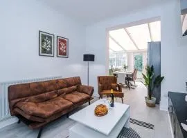 The Lyme Lounge by Parydise Properties - Spacious & Cosy 3BR with Free Parking - Perfect for Business & Family