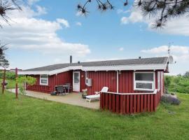 4 Bedroom Lovely Home In Hundested, hotel con tinas de hidromasaje en Hundested