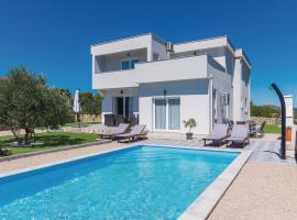 Four-Bedroom Holiday Home In Zaton, hotel v destinaci Zaton
