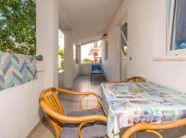 1 Bedroom Awesome Apartment In Turanj